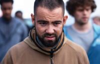 Hyllat brittiskt kriminaldrama från 2025 finns nu på SVT Play – höga betyg