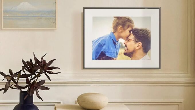 Auras nya digitala fotoram har en E Ink-skärm. Batteriet räcker i upp till tre månader.