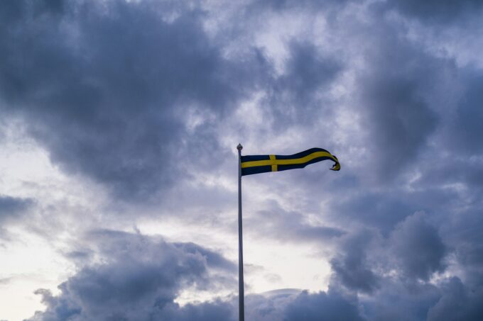 Regeringen går vidare med förslag om ny underrättelsetjänst. Har kritiserats av Försvarsmakten.