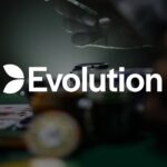 Evolution får sänkta riktkurser efter delårsrapport