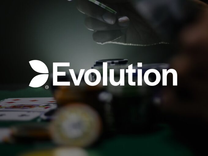 Evolution får sänkta riktkurser efter delårsrapport
